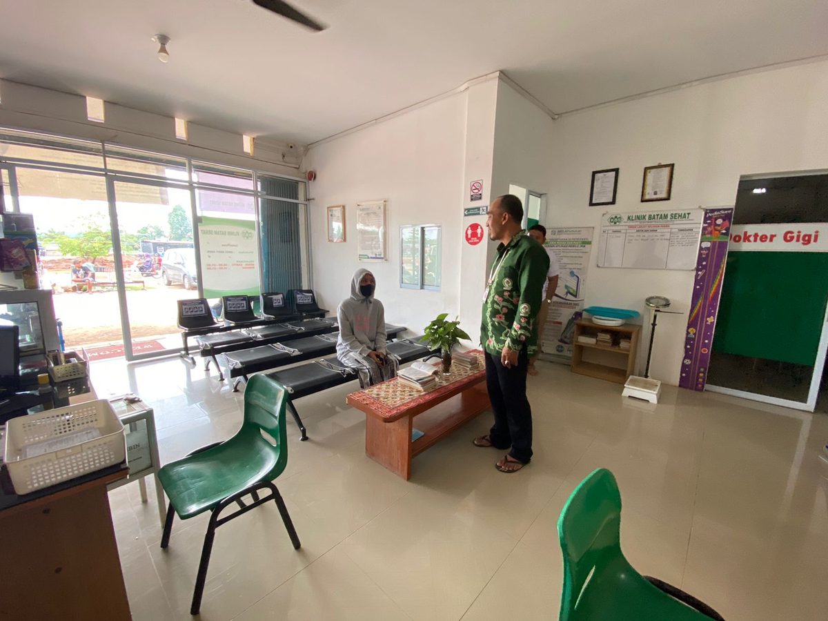 Ruang tunggu Klinik Batam Sehat yang bersih dan nyaman